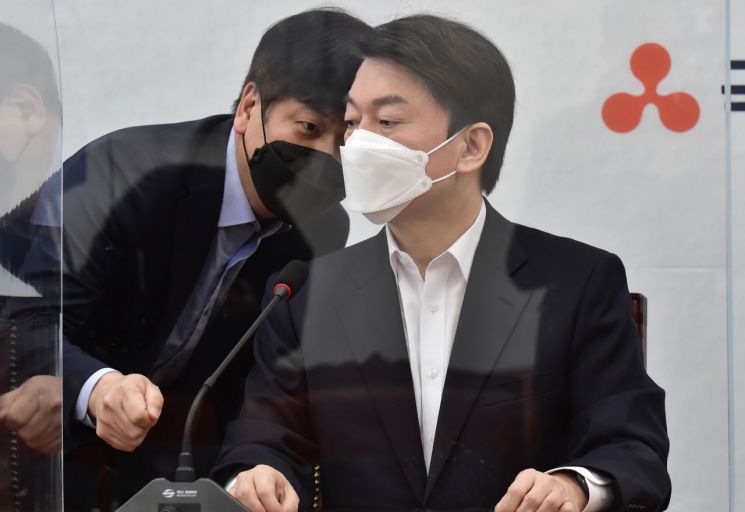 4.7 재보선 서울시장 후보로 출마한 국민의당 안철수 대표가 22일 오전 서울 여의도 국회에서 열린 최고위원회의에서 당 관계자와 귀엣말을 나누고 있다. [이미지출처=연합뉴스]