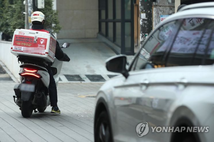 서울 시내에서 한 배달대행업체 라이더가 배달을 하고 있다. [이미지출처=연합뉴스]