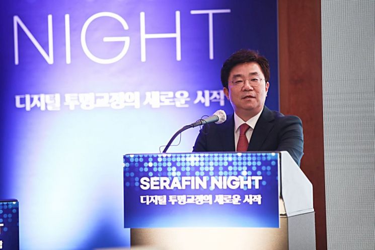 심기봉 덴티스 대표가 지난 20일 서울 중구 밀레니엄 힐튼 호텔에서 열린 투명교정 세라핀 공개 행사에서 축사를 하고 있다.