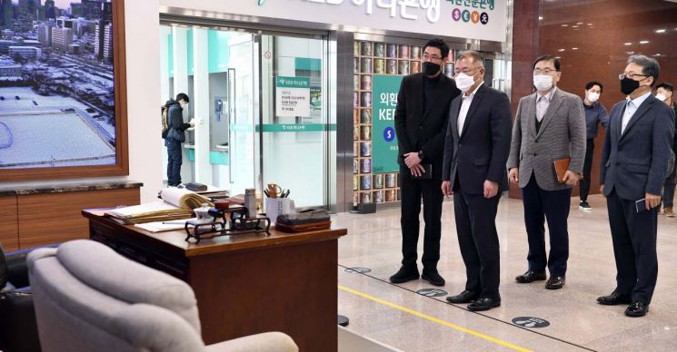 정의선 현대차그룹 회장이 22일 조부인 아산 정주영 현대그룹 명예회장의 20주기 추모 사진전이 열리는 현대차그룹 계동사옥을 찾았다. 정 회장은 계동사옥에 재현된 아산의 집무실을 살펴보고 있다.

[사진제공=현대차그룹]