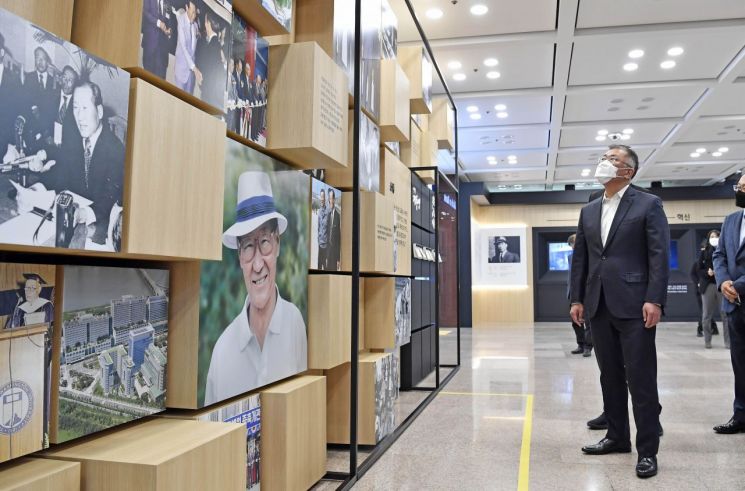 정의선 현대차그룹 회장이 22일 조부인 아산 정주영 현대그룹 명예회장의 20주기 추모 사진전이 열리는 현대차그룹 계동사옥을 찾았다. 

[사진제공=현대차그룹]