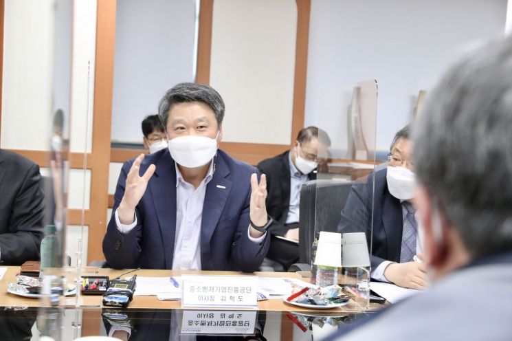 김학도 이사장이 22일 경남 창원 현장 간담회에서 지역주력산업 성장촉진 프로젝트를 소개하고 있다.