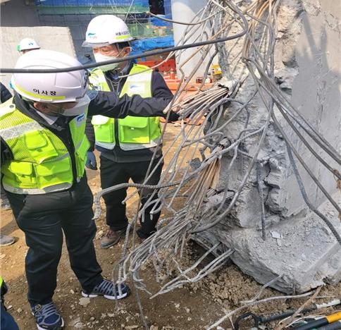 조성일 이사장(사진 가운데)를 비롯한 PSC교량안전단 TF가 
 철거가 진행중인 개봉고가차도를 방문해 교량을 살펴보고 있다.