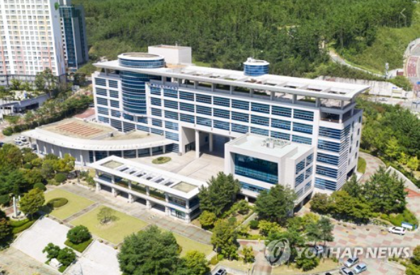 울산시교육청은 울산 한 초등교사가 지난 1월부터 2월까지 부동산 유료 강의 사이트에서 강의한 사실이 적발됐다고 22일 밝혔다. [이미지출처=연합뉴스]