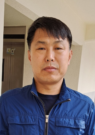 구미시 진미동에서 발생한 건물 추락사고 당시 떨어지는 아이와 여성을 손으로 받아 생명을 구한 신태종 씨(53세)가 포스코청암재단으로부터 23일 '포스코 히어로즈'로 선정됐다.