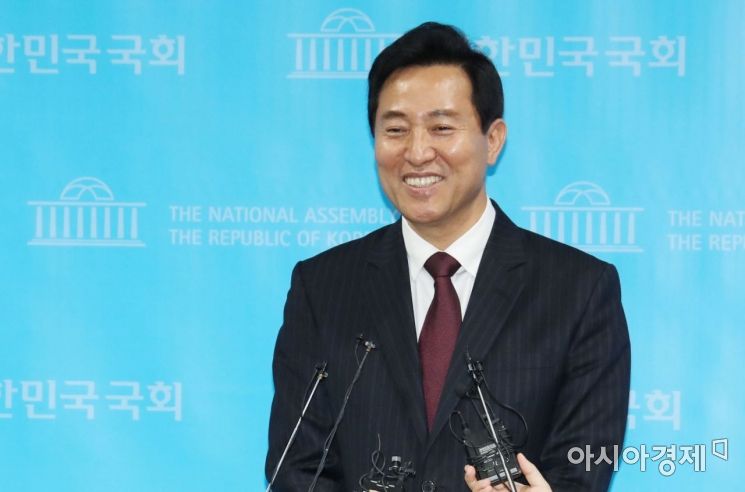 서울시장 보궐선거 범야권 단일 후보로 선출된 오세훈 국민의힘 후보가 23일 국회 소통관에서 기자회견을 마친 후 취재진 질문에 답하고 있다./윤동주 기자 doso7@