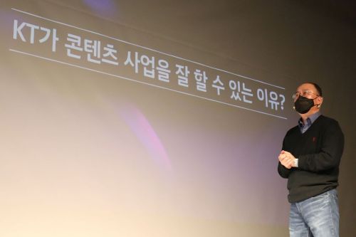 강국현 KT 커스터머부문장 사장이 23일 오전 서울 종로구 광화문 KT스퀘어에서 열린 KT 미디어컨텐츠 사업전략 발표 기자간담회에서 발표를 하고 있다./강진형 기자aymsdream@