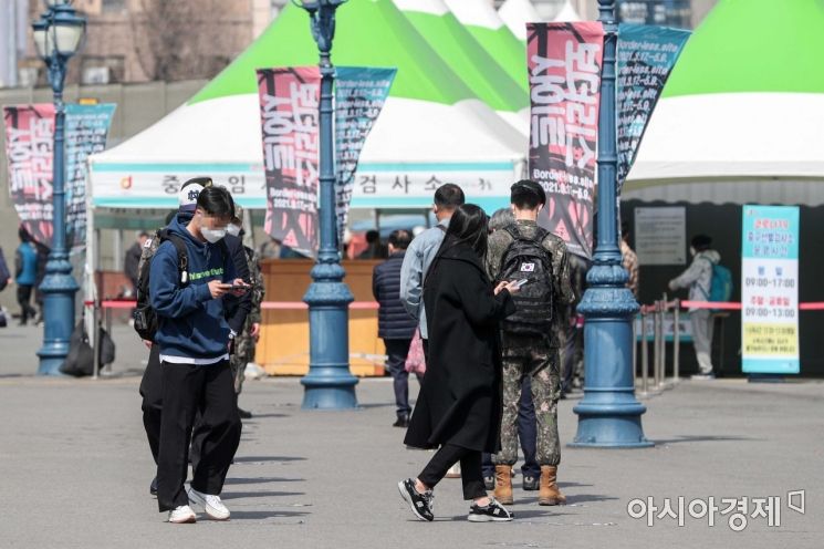 임시선별진료소를 찾은 시민들이 검사를 받기 위해 줄을서고 있다. 사진은 기사와 무관함 /강진형 기자aymsdream@