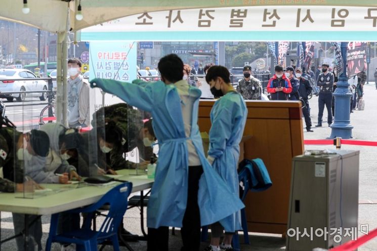 지난 23일 서울역 광장에 마련된 임시선별진료소를 찾은 시민들이 검사를 받기 위해 줄을서고 있다./강진형 기자aymsdream@