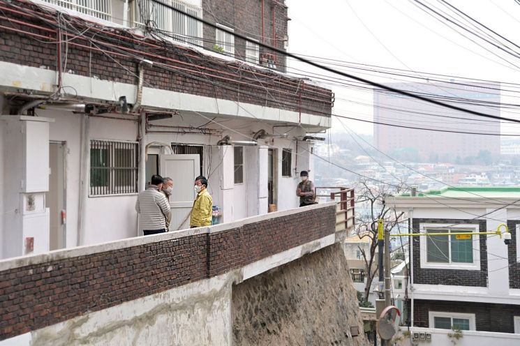 서양호 중구청장이 지난 18일 리모델링된 약수보금자리를 살피고 있다.