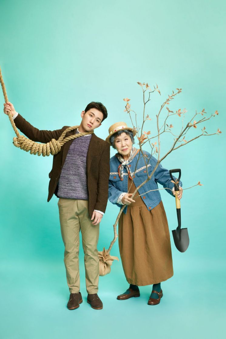 연극 '해롤드와 모드'에서 '모드'역을 맡은 배우 박정자(오른쪽)와 '해롤드'를 연기하는 배우 오승훈.