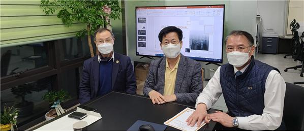 글로벌 K-방역 평가단이 회의를 갖고 있다. 최성 상임단장(사진 가운데), 여익환 세계한인언론협회 사무총장, 유대진 월드옥타 지자체 통상교류위원장. (소순창 한국지방자치학회 차기 회장은 비대면 회의로 진행)