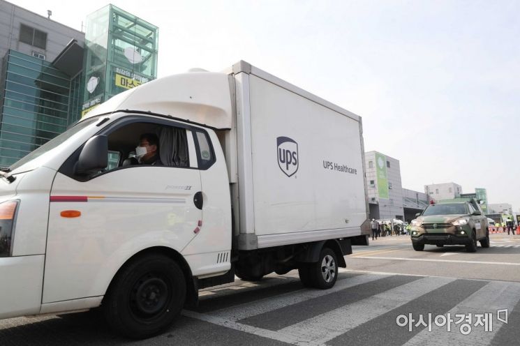 만 75세 이상 고령층 접종에 쓰일 미국 화이자의 코로나19 백신 25만명분이 24일 인천국제공항 화물터미널에 도착했다. 백신 수송 차량이 전국 46개 지역접종센터로 이동하고 있다. /문호남 기자 munonam@