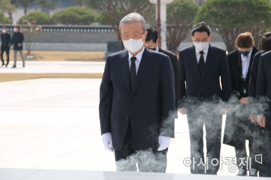 김종인 국민의힘 비상대책위원장이 24일 오전 광주광역시 국립5·18민주묘지에서 오월영령 앞에 분향하고 있다.
