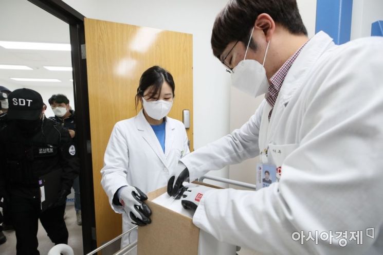 만 75세 이상 고령층 접종에 쓰일 코로나19 화이자 백신 25만명분(50만회분)이 국내에 입고된 가운데 24일 서울 중구 국립중앙의료원에서 중앙예방접종센터 약사들이 화이자 백신을 옮기고 있다./강진형 기자aymsdream@