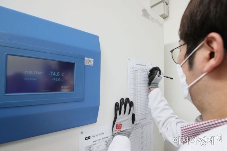 만 75세 이상 고령층 접종에 쓰일 코로나19 화이자 백신 25만명분(50만회분)이 국내에 입고된 가운데 24일 서울 중구 국립중앙의료원에서 중앙예방접종센터 약사가 화이자 백신을 냉동고에 보관한 뒤 온도를 기록하고 있다./강진형 기자aymsdream@