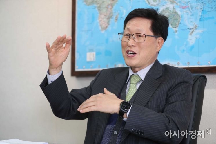 이건기 해외건설협회장이 24일 아시아경제와 인터뷰하고 있다. /문호남 기자 munonam@