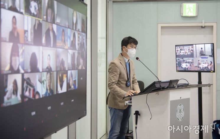 이화여대 사회과교육과 이종원 교수가 대면 및 비대면으로 수업에 참여한 학생들과 소통하며 수업을 진행하고 있다.(사진제공=이화여대)