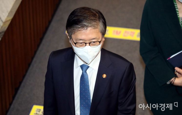 변창흠 국토부장관이 25일 국회에서 열린 본회의에서 2021년도 제1회 추가경정예산안이 통과되 뒤 퇴장하고 있다./윤동주 기자 doso7@