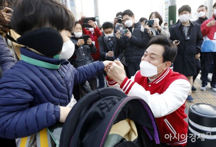 4.7재보궐선거운동 첫 날인 25일 오세훈 국민의힘 서울시장 후보가 서울 연신내역 사거리에서 출근인사를 하고 있다./국회사진기자단