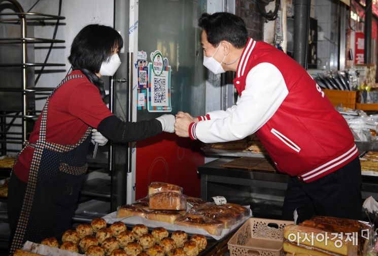 4.7재보궐선거운동 첫 날인 25일 오세훈 국민의힘 서울시장 후보가 서울 은평구 대조전통시장을 찾아 상인들과 인사를 나누고 있다./국회사진기자단