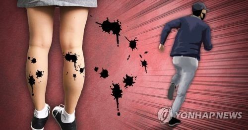 지난 2019년 여성의 다리에 수차례 검은 잉크를 뿌리고 달아난 20대 남성이 경찰에 붙잡혔다. / 사진=연합뉴스