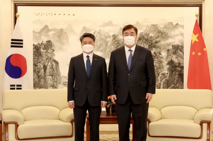 25일 서울 중구 주한중국대사관에서 김학도 이사장(왼쪽)과 싱하이밍 주한 중국대사가 면담 후 기념촬영을 하고 있다.