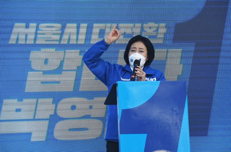 4ㆍ7 재보궐 선거운동 첫날인 25일 박영선 더불어민주당 서울시장 후보가 서울 구로구 구로디지털단지 지플러스타워 앞에서 열린 유세 출정식에서 지지를 호소하며 연설하고 있다. [이미지출처=연합뉴스]