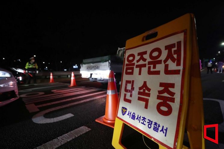 25일 밤 서울 서초 IC 부산방면 진입로에서 경찰이 음주운전 단속을 하고 있다. /문호남 기자 munonam@