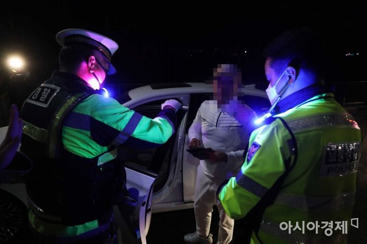 서울 서초 IC 부산방면 진입로에서 경찰이 음주운전 단속을 하고 있다.[아시아경제 자료사진]