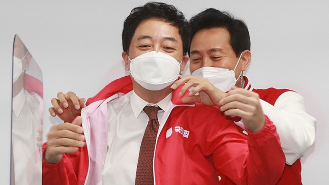 금태섭 공동선대위원장에게 당 점퍼 입혀주는 오세훈 후보 / 연합뉴스