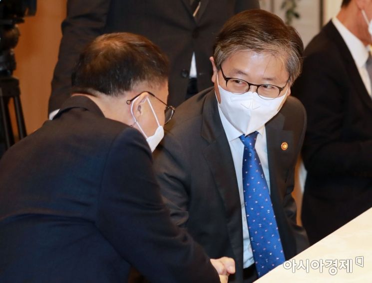 변창흠 국토교통부 장관이 26일 오전 서울 종로구 정부서울청사에서 열린 제18차 부동산시장 점검 관계장관회의에서 참석자와 인사 나누고 있다./강진형 기자aymsdream@