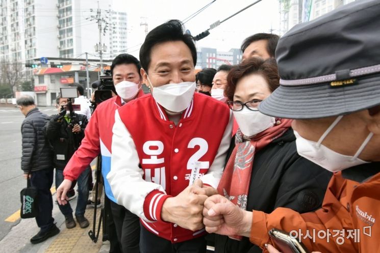 오세훈 국민의힘 서울시장 후보가 26일 서울 강서구 양천로 증미역사거리에서 출근길에 오른 시민들과 인사를 나누고 있다./국회사진기자단