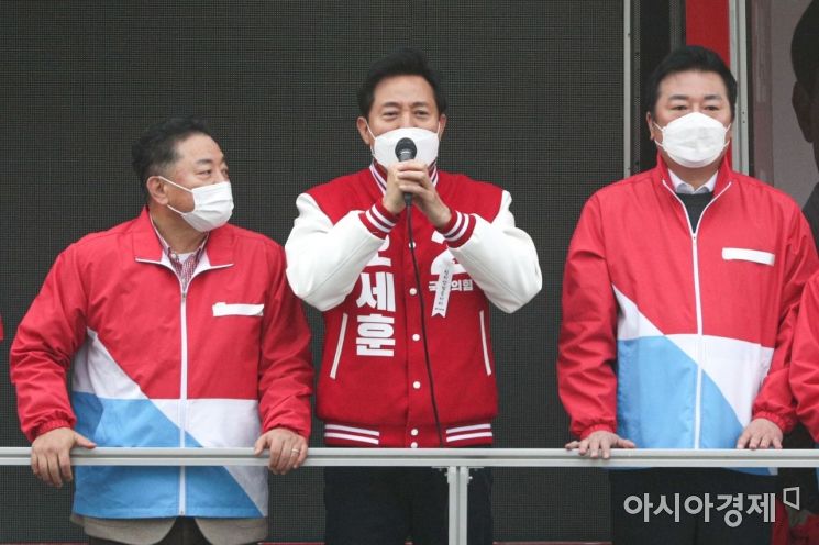 오세훈 국민의힘 서울시장 후보가 26일 서울 강서구 양천로 증미역사거리에서 선거유세를 하고 있다./국회사진기자단