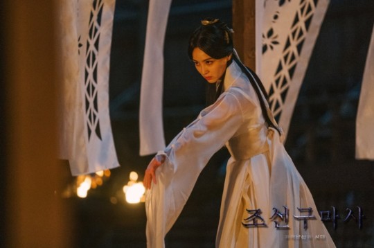 극중 국무당 도무녀인 무화(정혜성 분)의 복장과 머리 모양이 중국 청나라 시대 복장과 흡사하다는 지적이 나왔다. 사진=SBS '조선구마사'