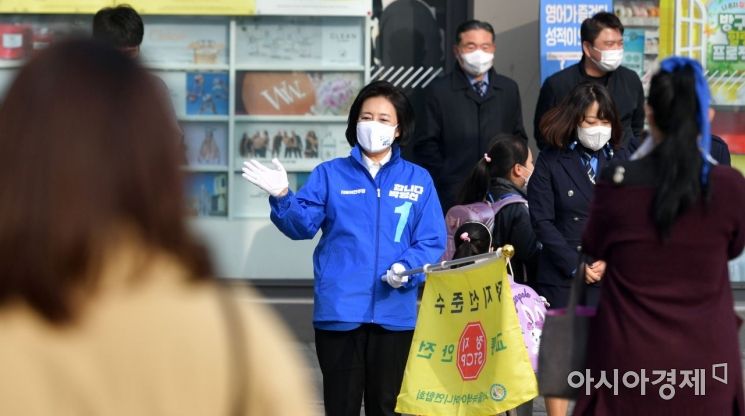 박영선 더불어민주당 서울시장 후보가 26일 서울 서대문구 북가좌초등학교 앞에서 녹색어머니회 회원들과 교통안전봉사활동을 하는 도중 시민들에게 손을 흔들며 인사를 건네고 있다./윤동주 기자 doso7@