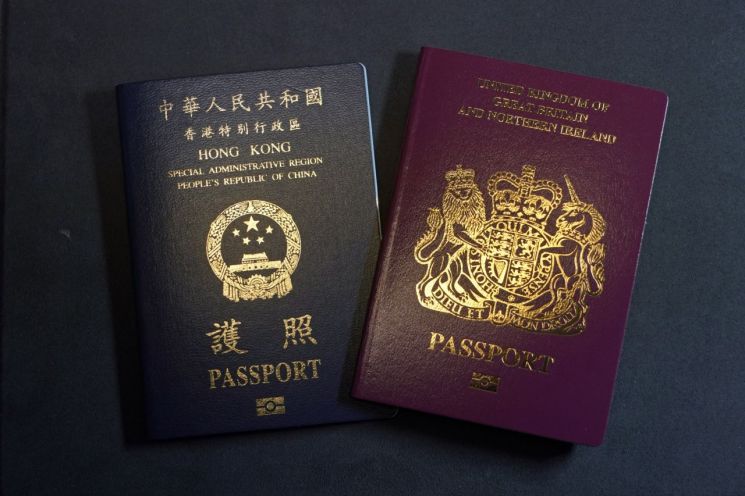홍콩 여권(왼쪽)과 영국의 영국해외시민(BNO) 여권(오른쪽)의 모습 [이미지출처=AP연합뉴스]