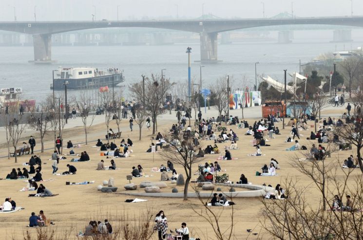 지난 14일 오후 서울 영등포구 여의도 한강공원이 봄을 즐기려는 시민들로 북적이고 있다. [이미지출처=연합뉴스]