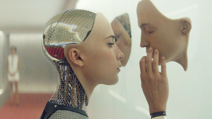 고대 그리스의 시인 호메로스는 오늘날 인공지능(AI)과 유사한 ‘황금비서’를 노래한다. 살아있는 소녀와 똑같은 외형에 감정을 지닌 지능과 음성, 그리고 힘과 불멸의 신들에게 배운 작품도 알고 있는 이 존재는 현재 우리가 사용하는 인공지능 서비스의 집약체와 흡사하다. 사진 = 영화 Ex Machina 스틸.