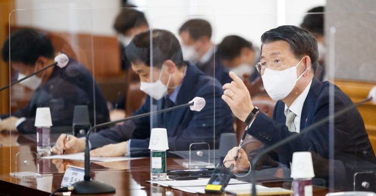 은성수 금융위원장이 26일 서울 중구 은행연합회에서 금융소비자보호법 관련 '금융협회장 간담회'를 열고 모두발언을 하고 있다.