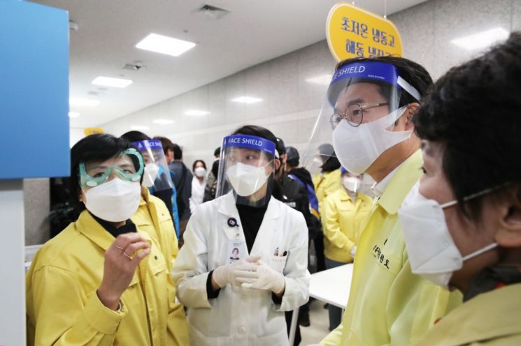 정원오성동구청장과 서울대 병원 약사, 보건소 관계자들이  24일 화이자백신이 입고된 성동구청 백신접종센터에서  대화를 나누고 있다.
