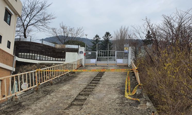 강화도 폐교서 합숙한 방판업체 29명 집단감염…10년째 무단점유