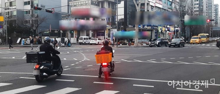 라이더들이 횡단보도를 지나 신호대기하고 있다. 이는 조금 더 신속한 배달을 위한 것으로 보인다. 그러나 안전사고 위험도 있어 지양해야 할 것으로 보인다. 사진=한승곤 기자 hsg@asiae.co.kr
