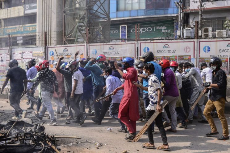 26일(현지시간) 방글라데시 다카에서 나렌드라 모디 인도 총리의 방문에 반대하는 시위가 벌어지고 있다. [이미지출처=AP연합뉴스]