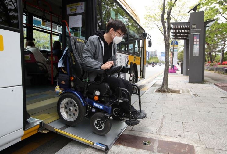한 장애인이 저상버스에서 하차하고 있다. / 사진출처=연합뉴스