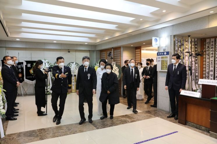 신동원 농심 부회장을 비롯한 유가족들이 28일 오후 서울 종로구 서울대병원 장례식장에 마련된 마련된 농심 창업주 고 신춘호 회장 빈소에서 입관식 참석을 위해 이동하고 있다.