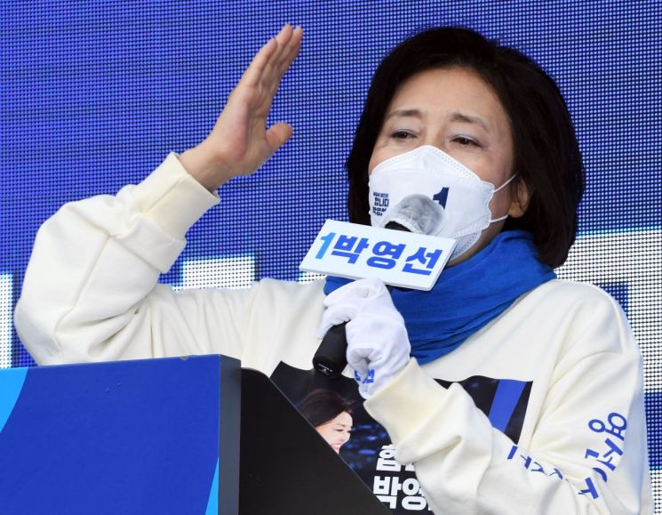 박영선 더불어민주당 서울시장 후보가 28일 오전 서울 서초구 고속버스터미널 경부선 광장에서 집중 유세를하고 있다. / 사진=연합뉴스
