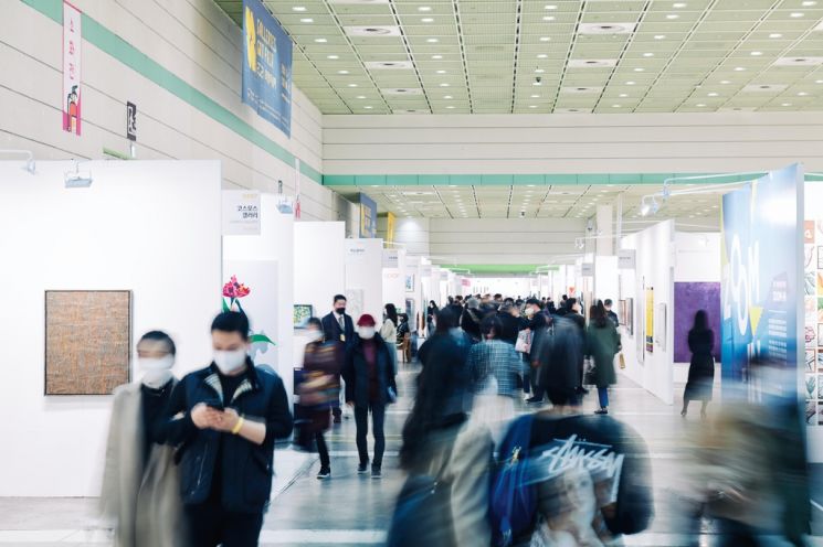 The '2021 Hwarang Art Festival' was held from the 3rd to the 7th. This art festival attracted the highest number of visitors in its history. <br>[Image source=Yonhap News]