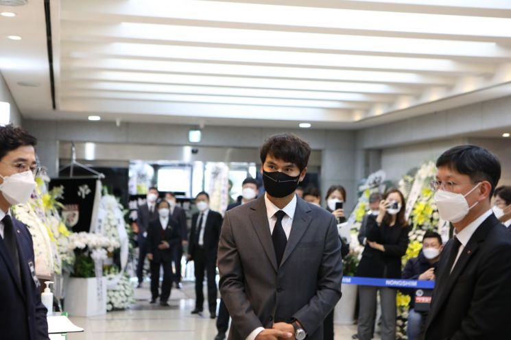 야구선수 출신 박찬호씨가 29일 서울 종로구 서울대병원 장례식장에 마련된 신춘호 회장 빈소에 들어서고 있다.