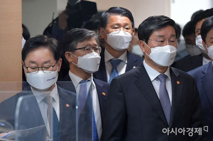 [포토] 반부패정책협의 브리핑 참석하는 국무위원들